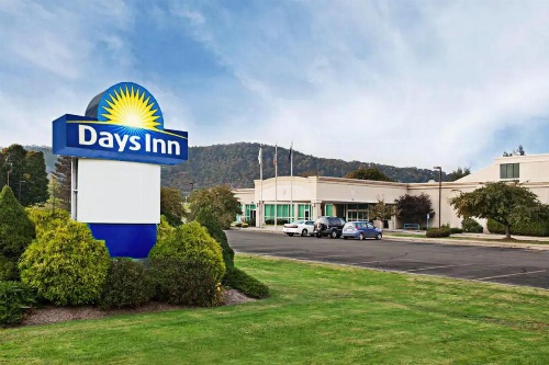 Days Inn by Wyndham Warren image 14
