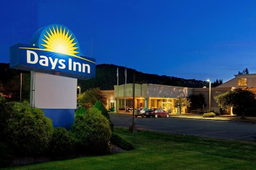Days Inn by Wyndham Warren image 8
